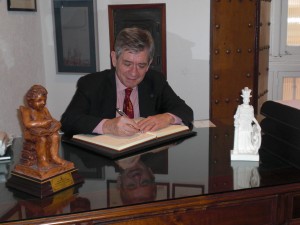 Enrique Barón Crespo firma en el Libro de Honor del Ateneo de Cádiz